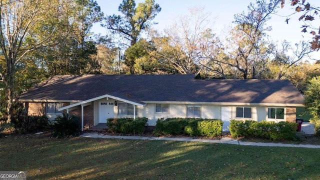 single story home with a front lawn