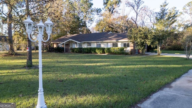 view of front of house featuring a front yard