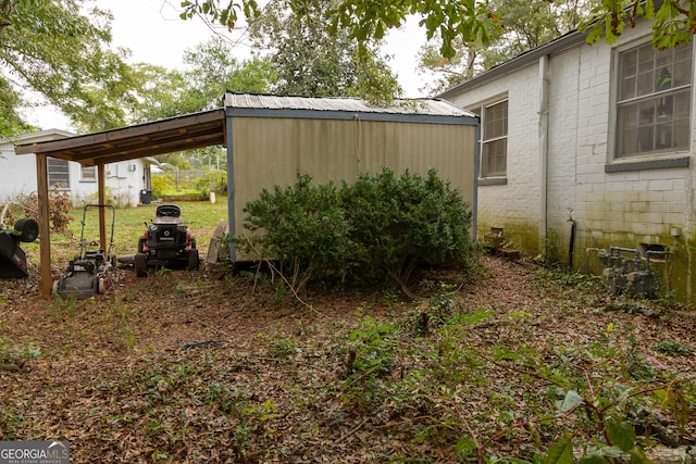 view of yard featuring a shed and a carport