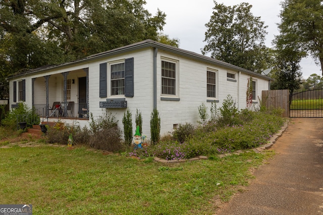 view of front of property with a front lawn and covered porch