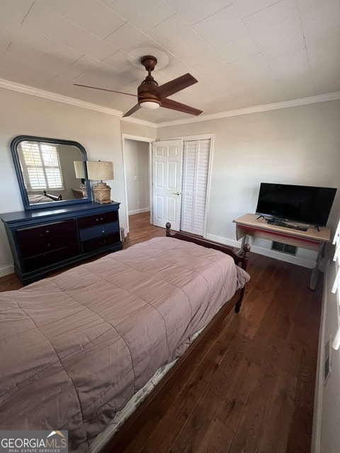 bedroom featuring ceiling fan, wood-type flooring, and crown molding