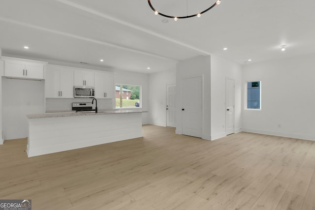 unfurnished room featuring light hardwood / wood-style floors and a chandelier