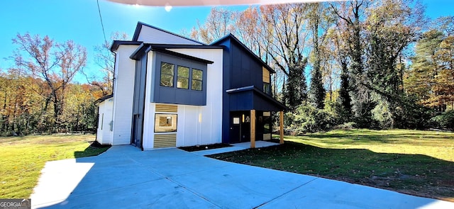 view of front of property featuring a front lawn