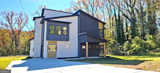 view of front facade featuring a front yard