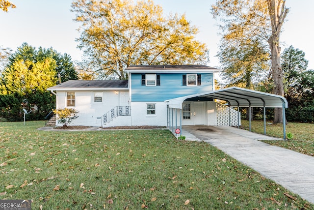 view of front of home featuring a front lawn and a carport