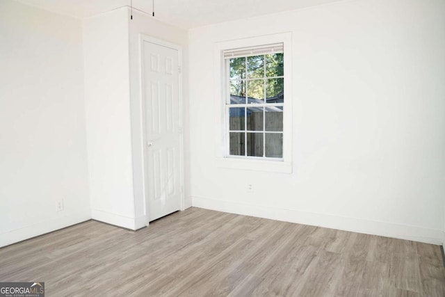 unfurnished room with light hardwood / wood-style flooring and ceiling fan