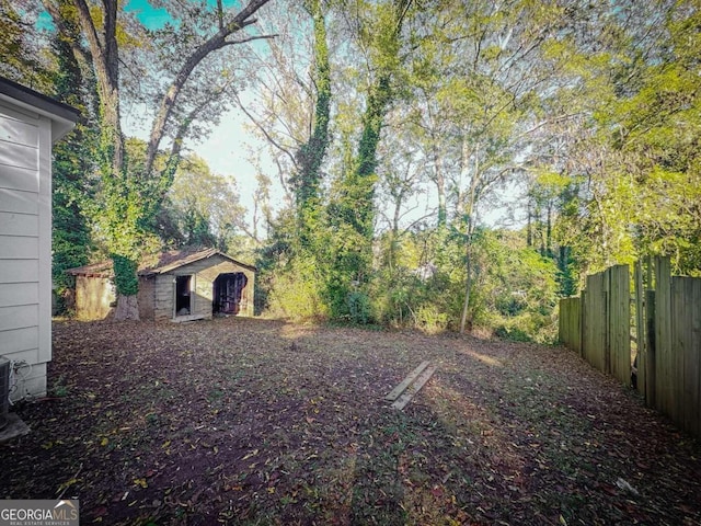 view of yard with an outdoor structure