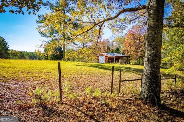 view of yard with an outbuilding