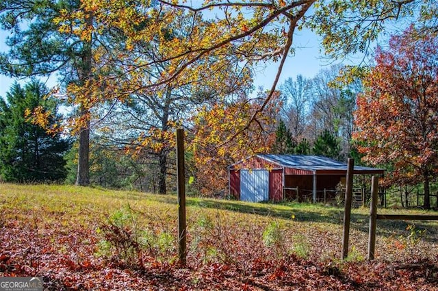 view of yard with an outbuilding