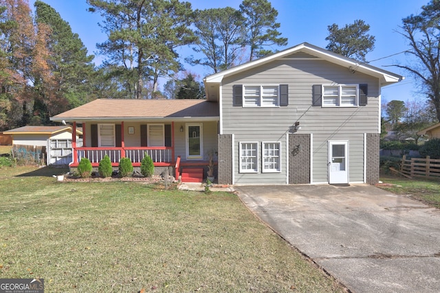 view of front of home featuring covered porch and a front lawn