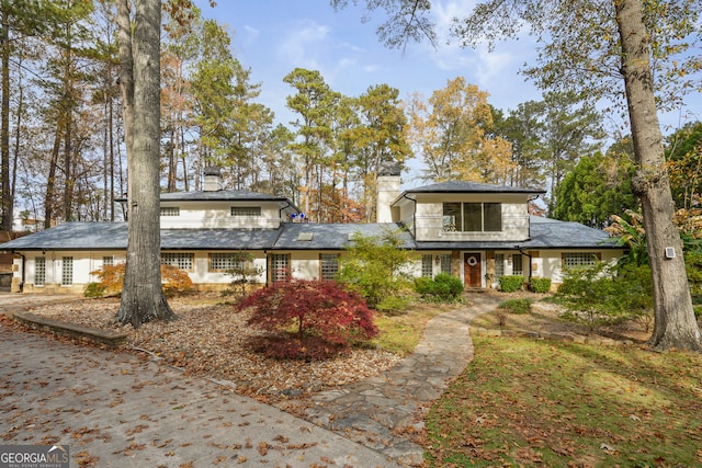 view of front of property featuring a garage