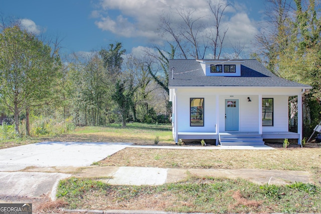 view of front of house featuring a porch and a front yard