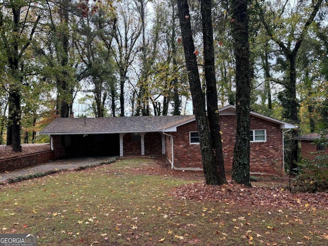 view of side of home featuring a carport and a lawn