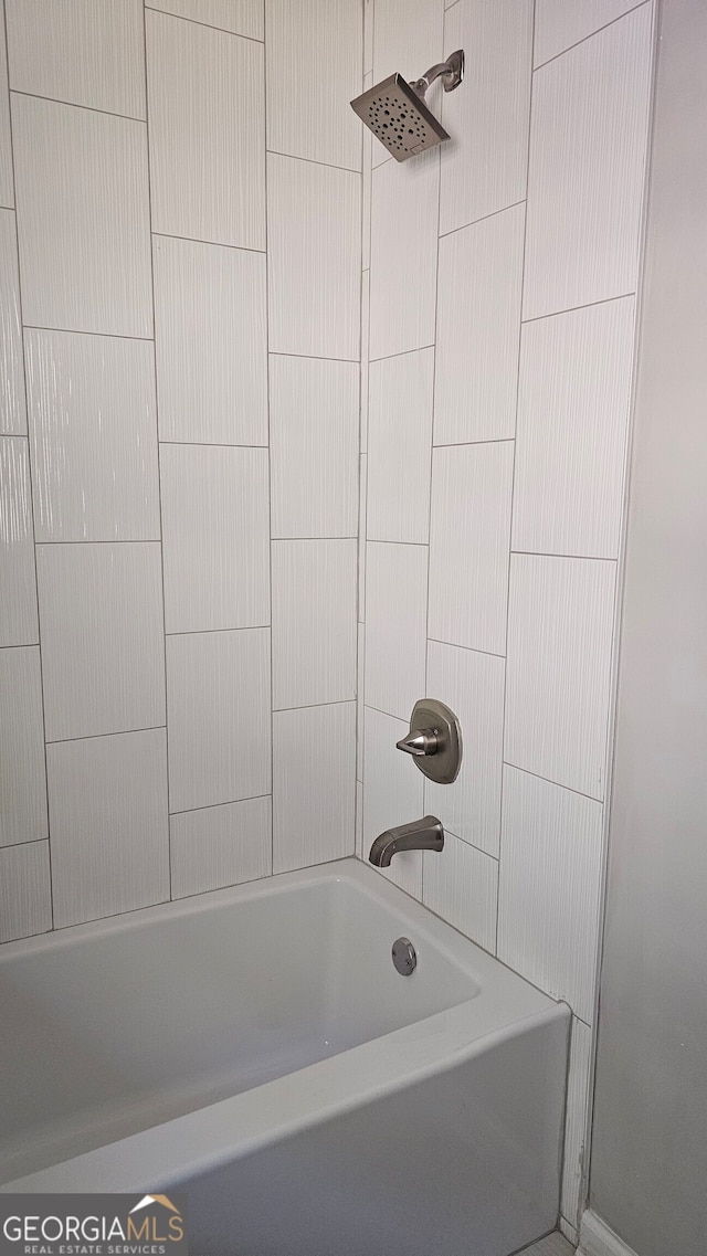 bathroom featuring tiled shower / bath