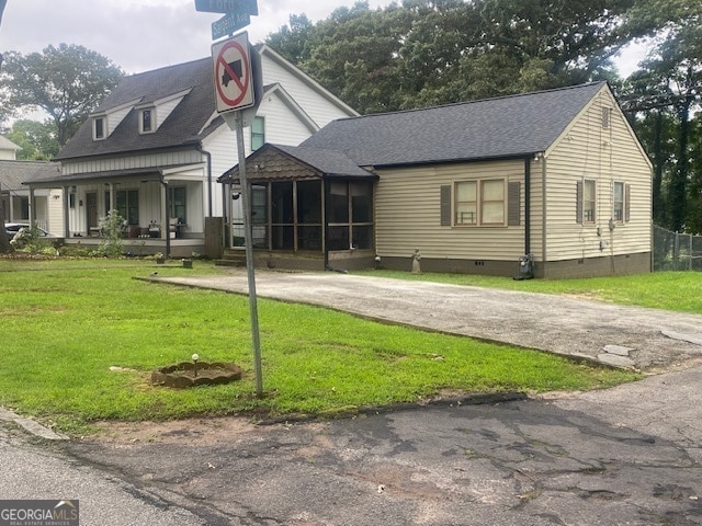 view of front of home with a front lawn