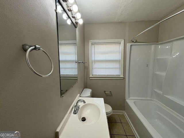 unfurnished bedroom featuring ceiling fan, a closet, and dark hardwood / wood-style floors