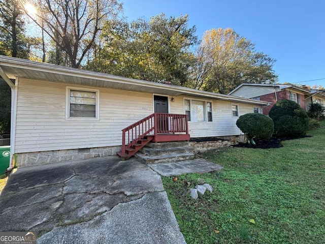 single story home featuring a front yard