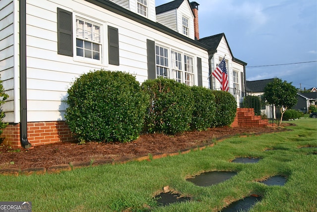 view of side of property featuring a yard