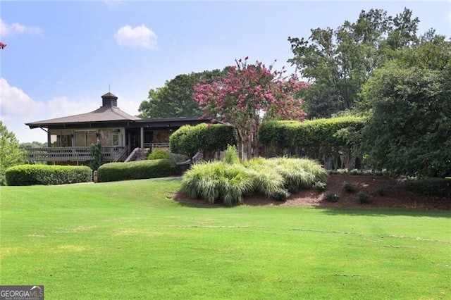 view of front of home featuring a front yard