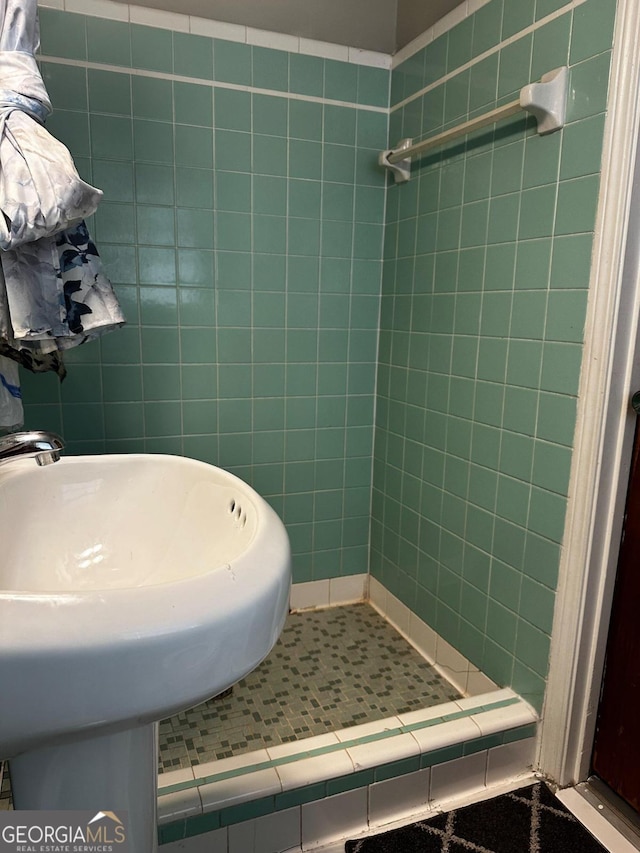 bathroom featuring sink and tiled shower