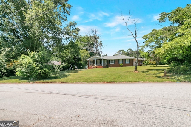 view of front of house featuring a front lawn