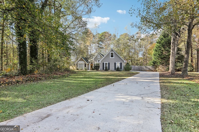 view of front of property featuring a front yard