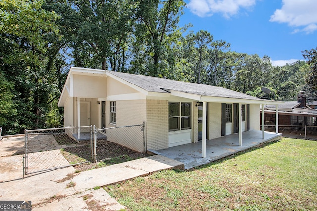 view of front of house featuring a front yard