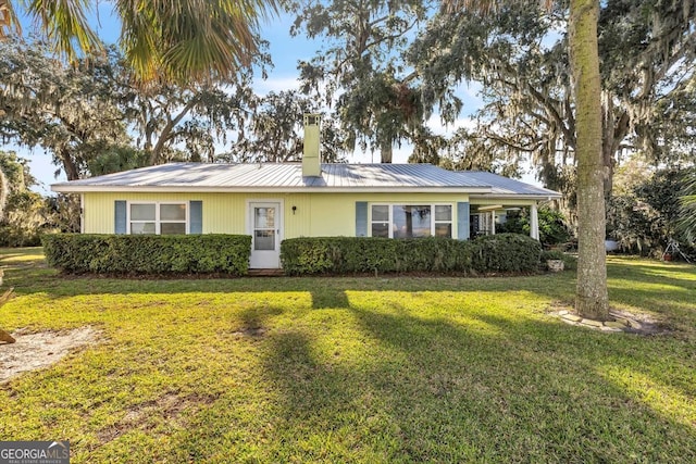 single story home featuring a front lawn