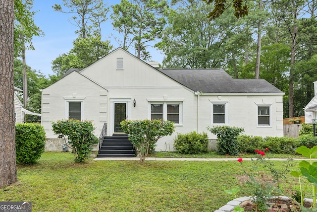 view of front facade featuring a front lawn