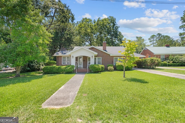 single story home with a front lawn