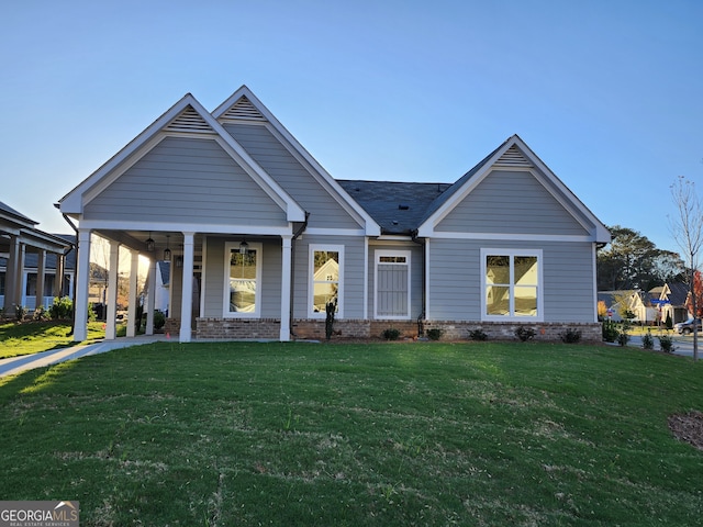 view of front facade with a front yard