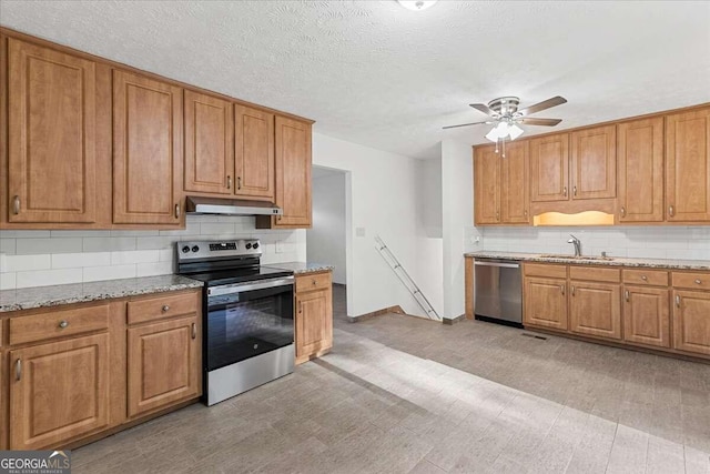 6166 Laurel Wood Trl, Flowery Branch, GA 30542 - kitchen featuring stainless steel appliances, under cabinet range hood, tasteful backsplash, a sink, and a textured ceiling