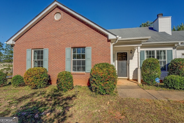 view of front facade with a front lawn