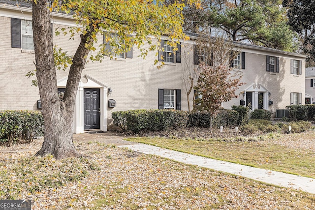 view of front facade with a front yard