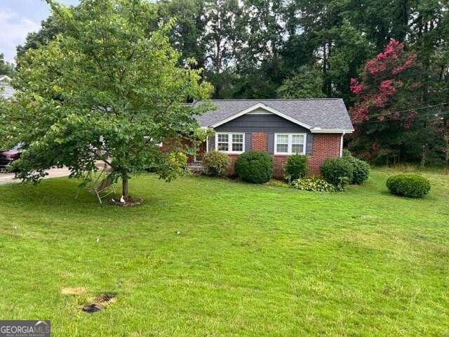 view of front facade featuring a front lawn