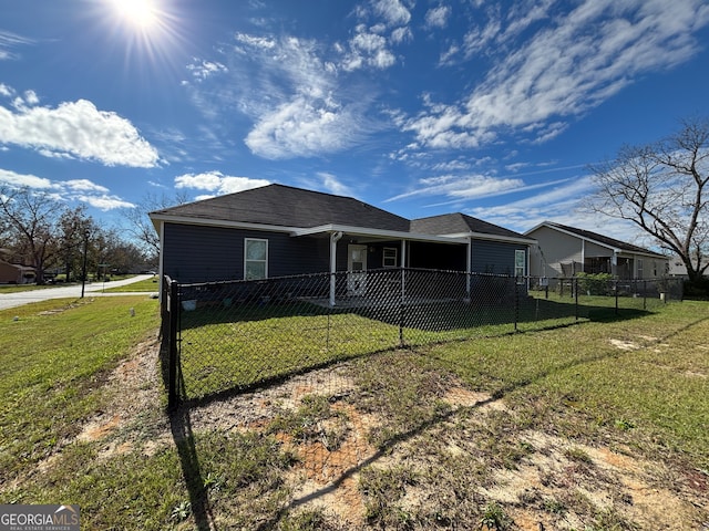 view of front of property with a front yard