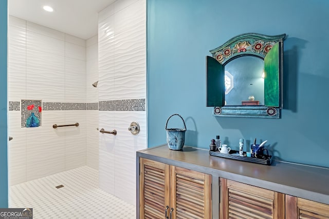 bathroom featuring tiled shower