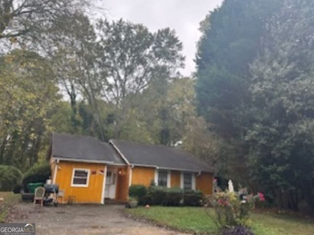 view of front of home with a front yard