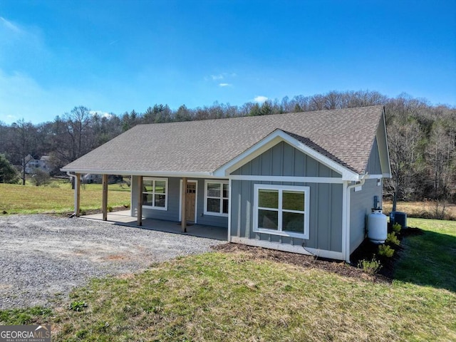 ranch-style house with a porch and a front lawn