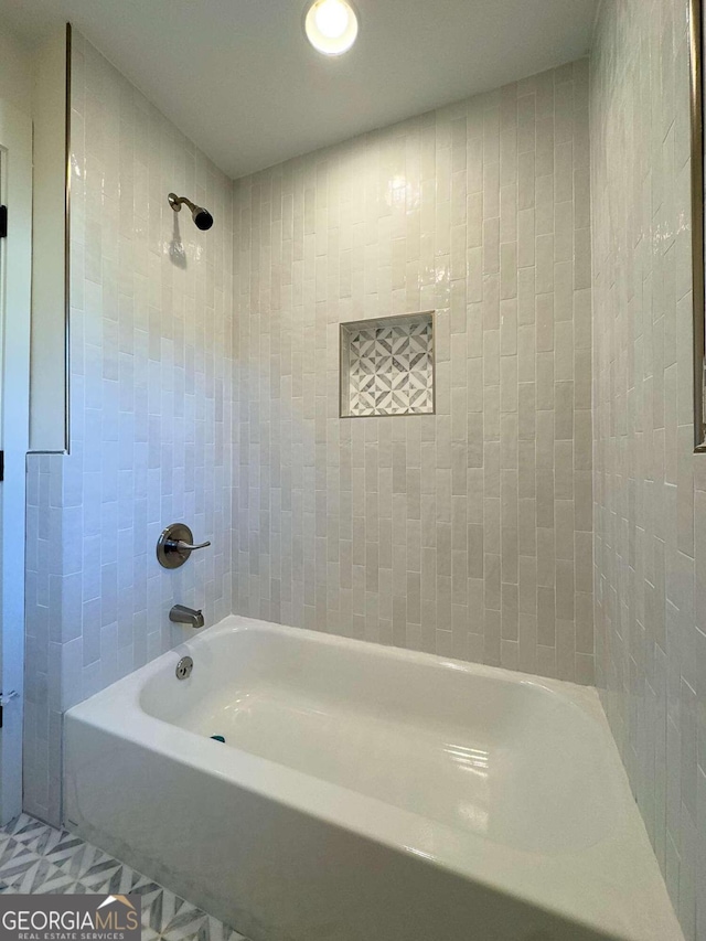 bathroom with tiled shower / bath