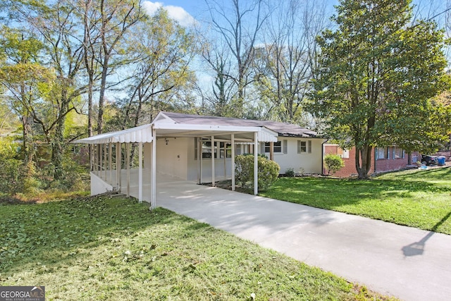 view of front of house featuring a front yard and a carport