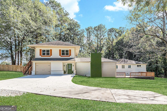 view of front of home featuring a front yard and a garage