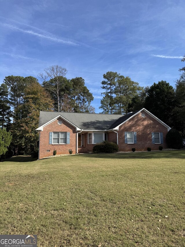 ranch-style home featuring a front lawn