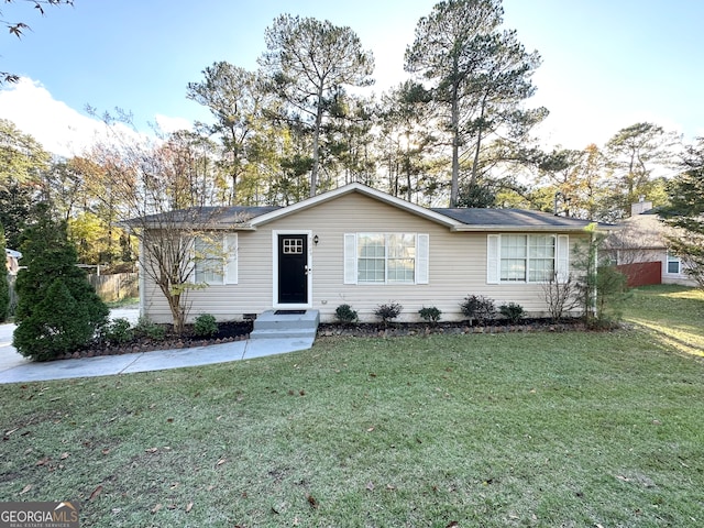 ranch-style home featuring a front lawn