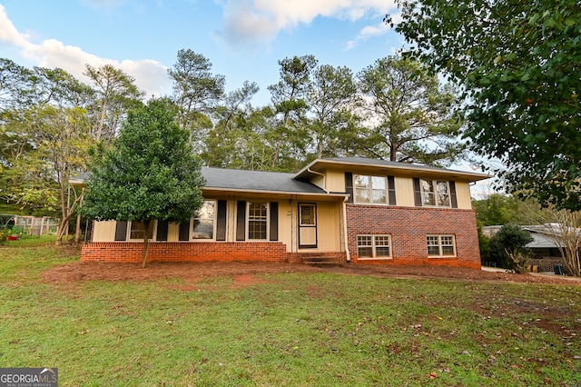 split level home featuring a front yard