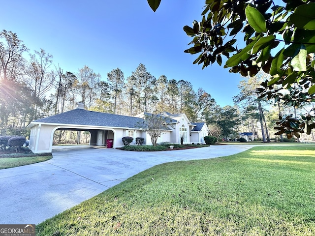 ranch-style house featuring stucco siding, a shingled roof, a carport, driveway, and a front lawn