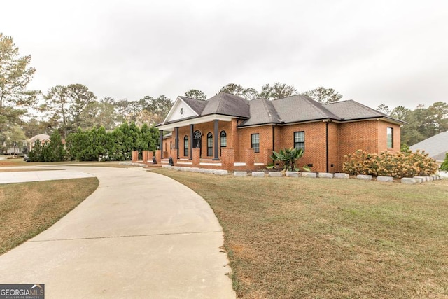 view of front of home featuring a porch and a front lawn