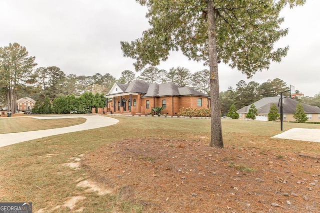 view of front of property with a front yard