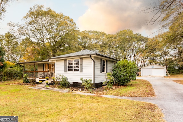 view of front of property featuring an outdoor structure, a garage, a porch, and a front yard