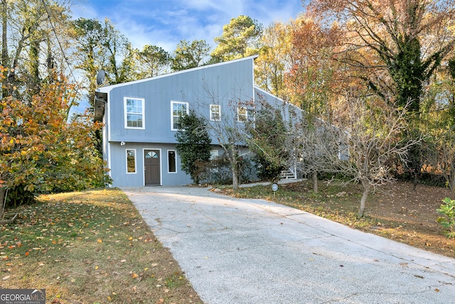 view of front facade with a front lawn